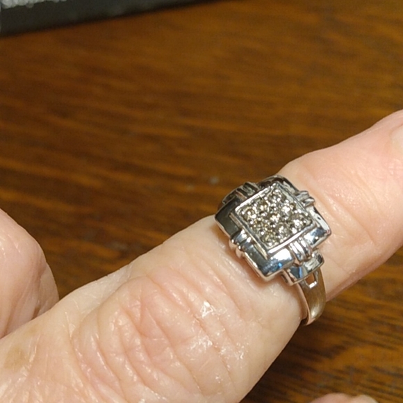 Estate 10K solid white gold ring w/ 9 brilliant cut diamonds - Picture 3 of 4